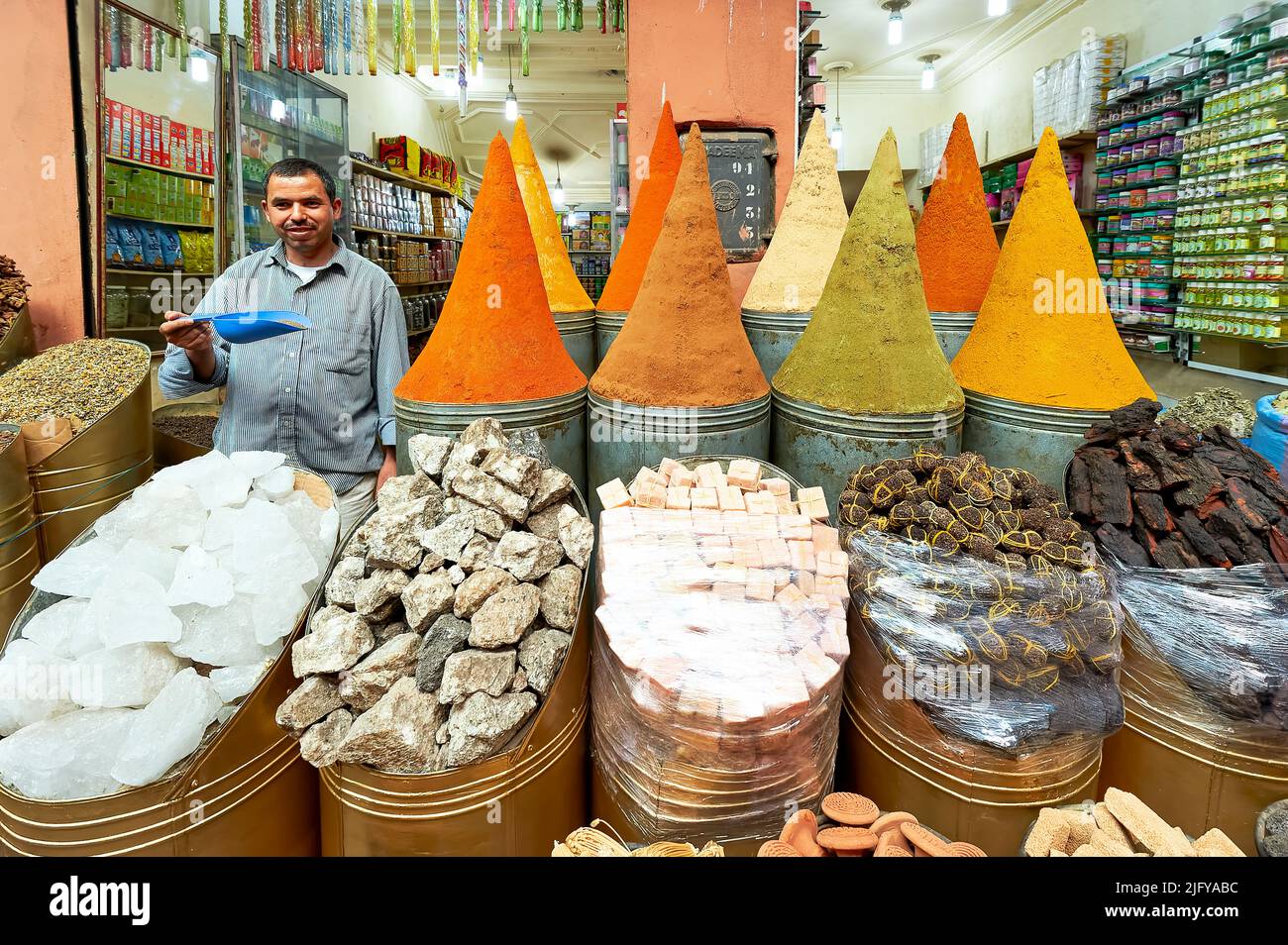 Marocco Marrakech. Vendita di spezie nel souk Foto Stock