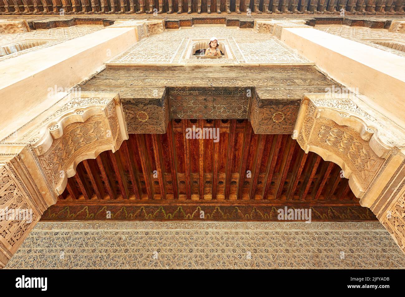 Marocco Marrakech. Madrasa ben Youssef. Bambino che piange alla finestra Foto Stock