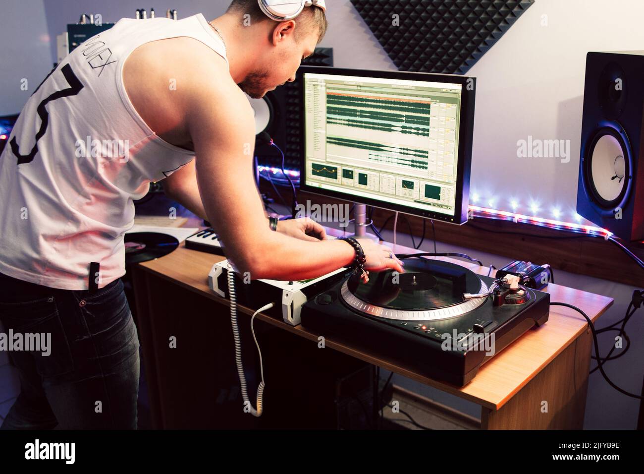DJ fare musica in studio di registrazione del suono Foto Stock