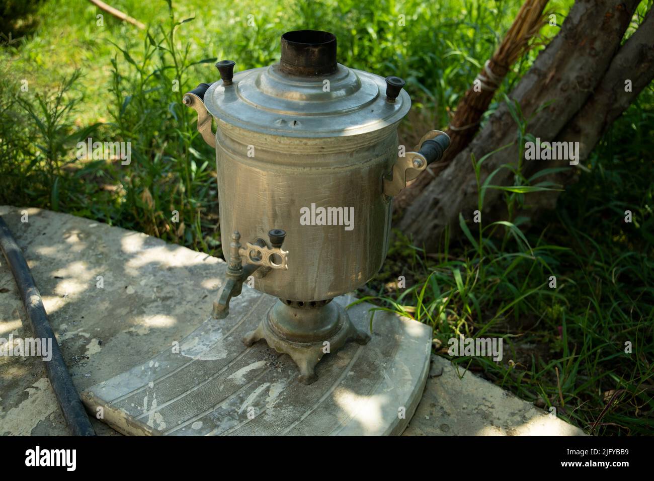 Samovar di tè in rame di metallo d'epoca. Vista laterale Samovar. I dettagli del samovar. All'aperto. Foto Stock