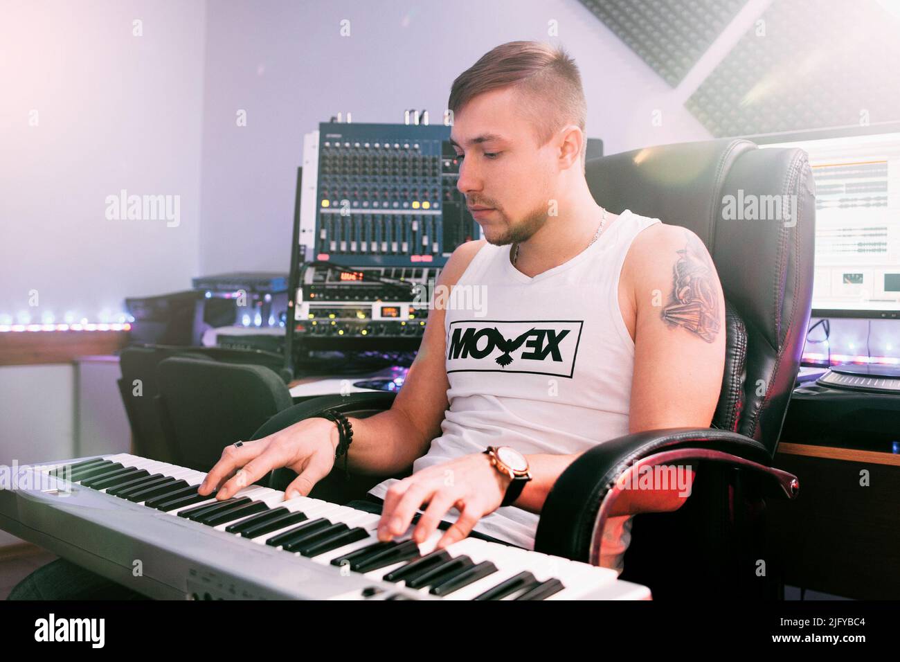 DJ suona su pianoforte elettronico in studio Foto Stock