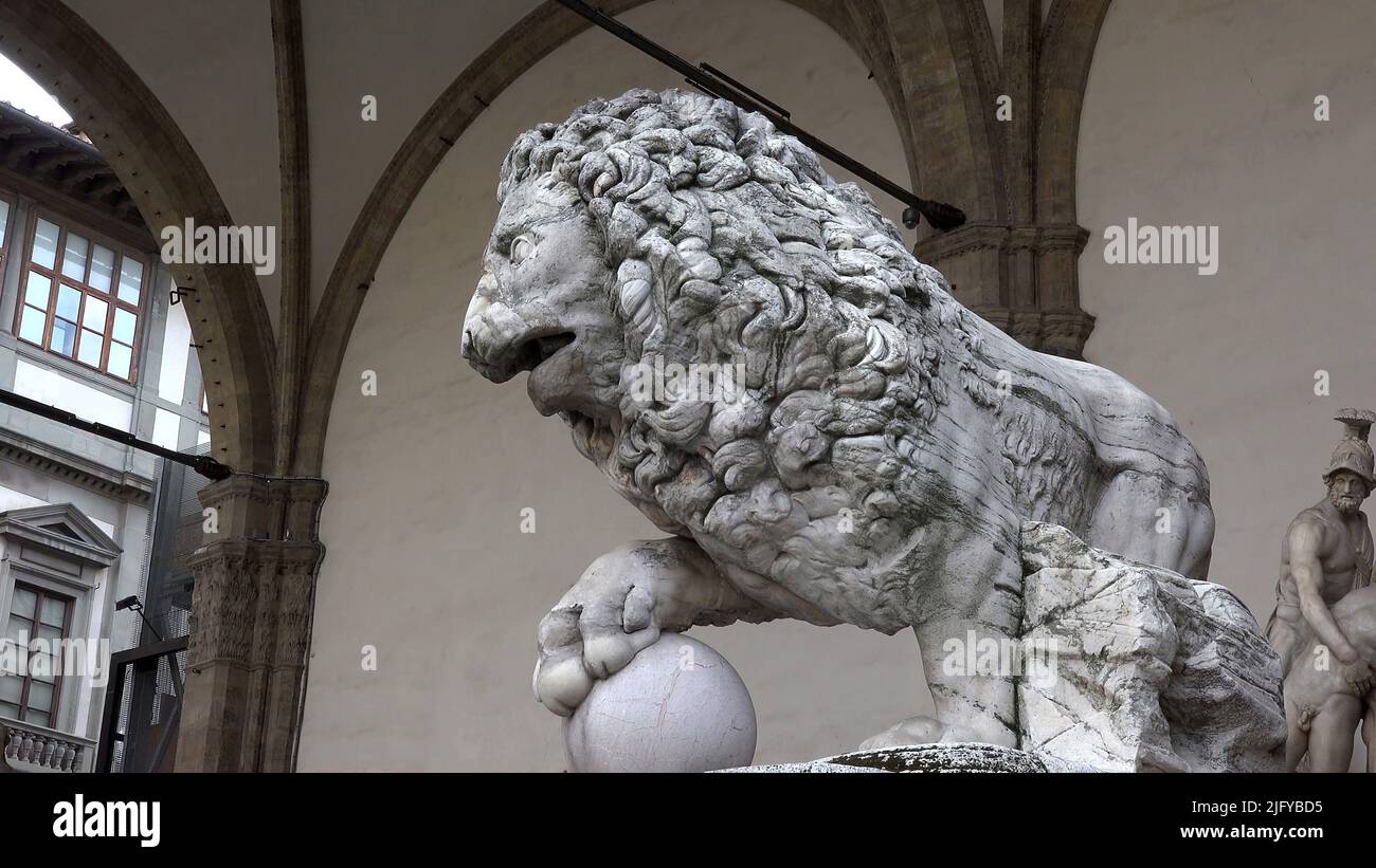 Statua marmorea di un leone nella Loggia dei Lanzi,Firenze,Toscana, Foto Stock