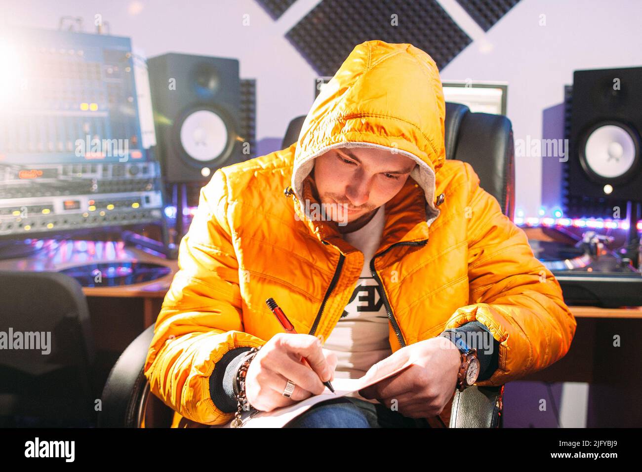 DJ scrive nuovi testi in studio di registrazione Foto Stock