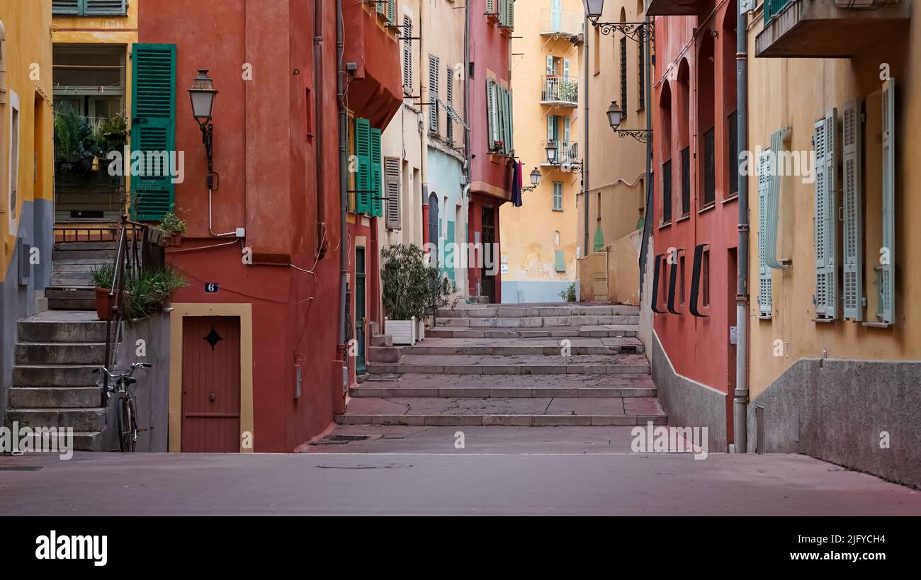 Le case colorate della gente di Nizza, Francia, su una strada molto bella e stretta Foto Stock