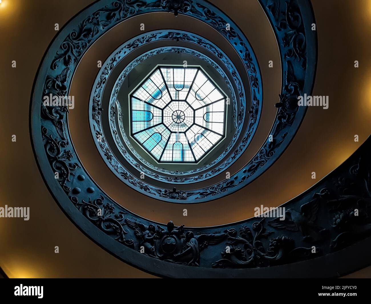 Città del Vaticano, Marzo 2022. Lo splendido soffitto e la doppia scala a chiocciola all'uscita del Museo Vaticano. Foto Stock