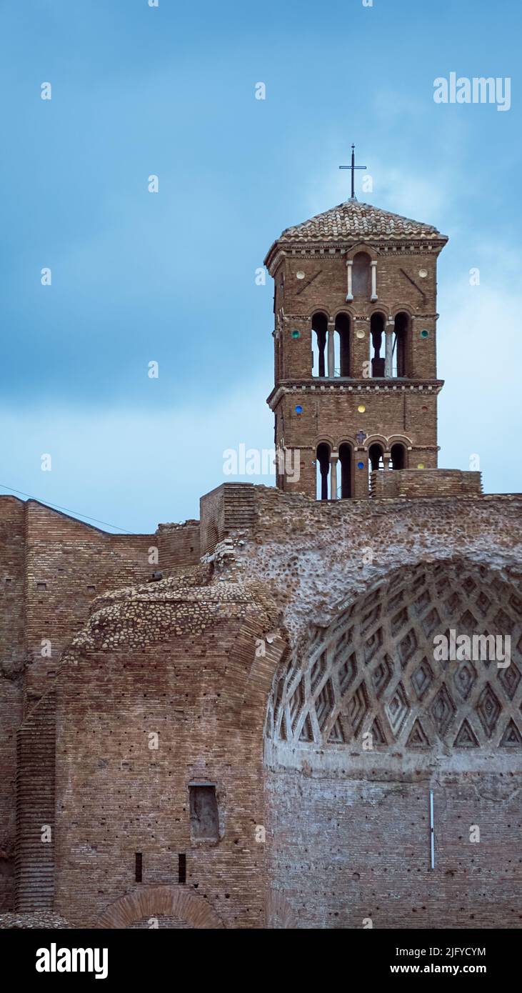 Roma, Italia, marzo 2022. La torre del Tempio di Venere e Roma che si ritiene sia stato il più grande tempio dell'antica Roma. Foto Stock