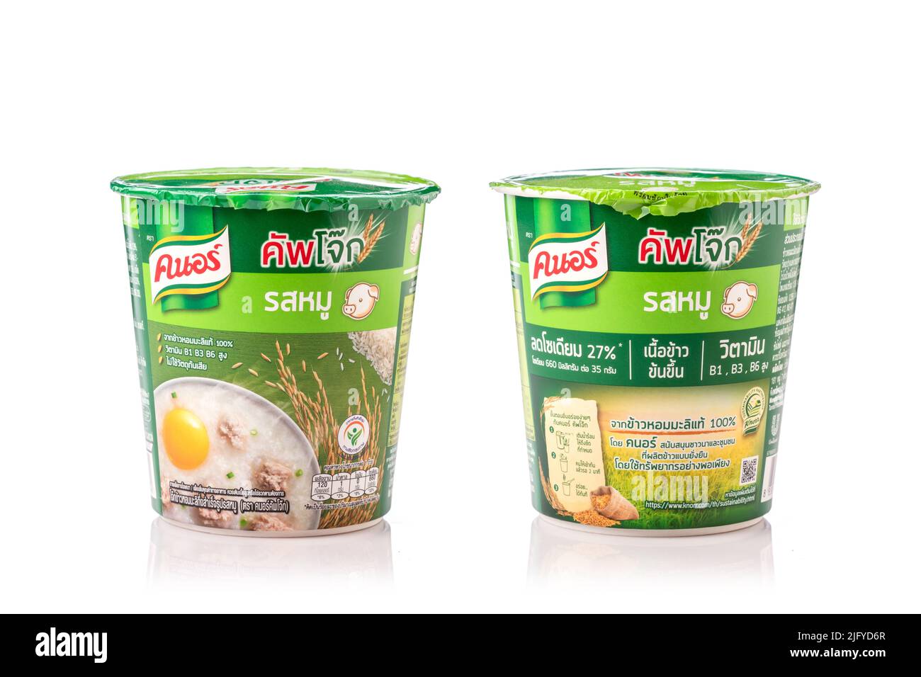 SUKHOTHAI, THAILANDIA - 21 MAGGIO 2020. Knorr maiale congee in Cup studio girato isolato su sfondo bianco. Di proprietà di Unilever Thailandia è stata fondata il 1 Foto Stock