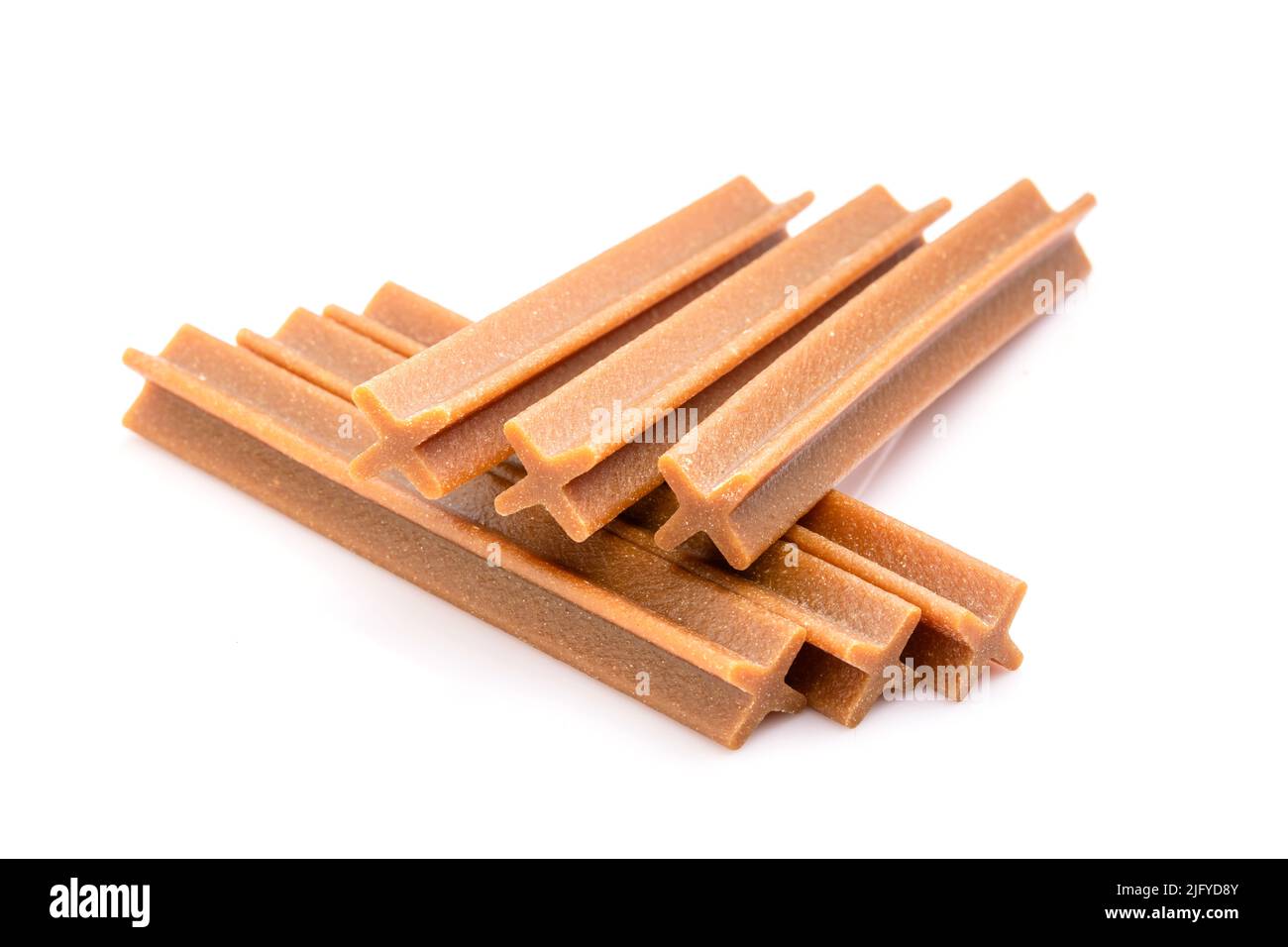 Primo piano bastone dentale a forma di X per cucciolo per ridurre l'accumulo di tartaro isolato su sfondo bianco Foto Stock
