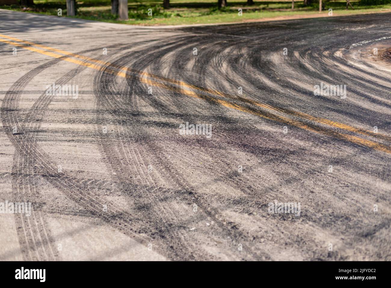 Striscia nera di ruote auto da asfalto sulla strada nel processo di ristrutturazione Foto Stock
