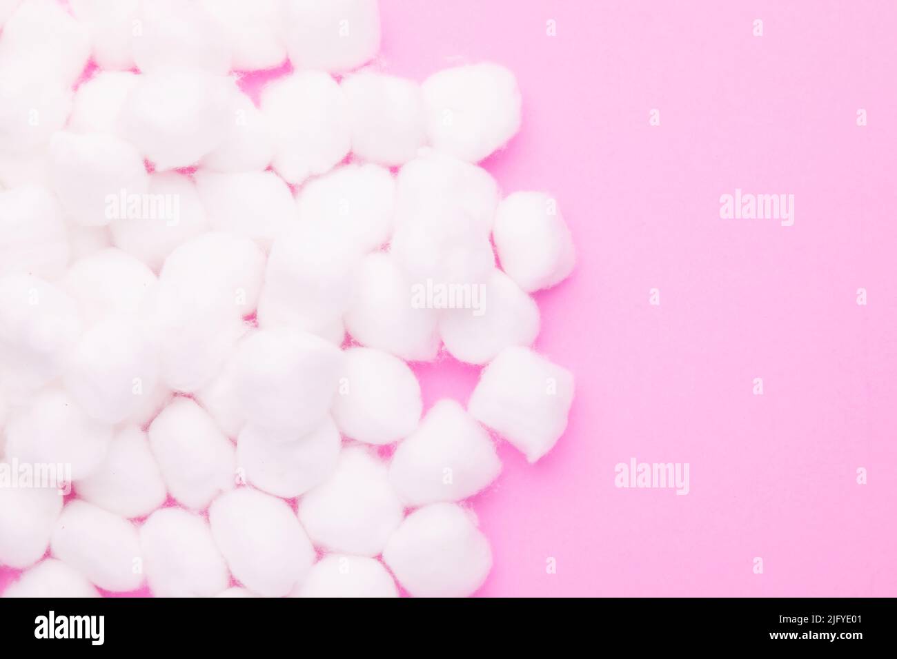 Vista dall'alto pelo di lana di cotone bianca su sfondo rosa Foto Stock
