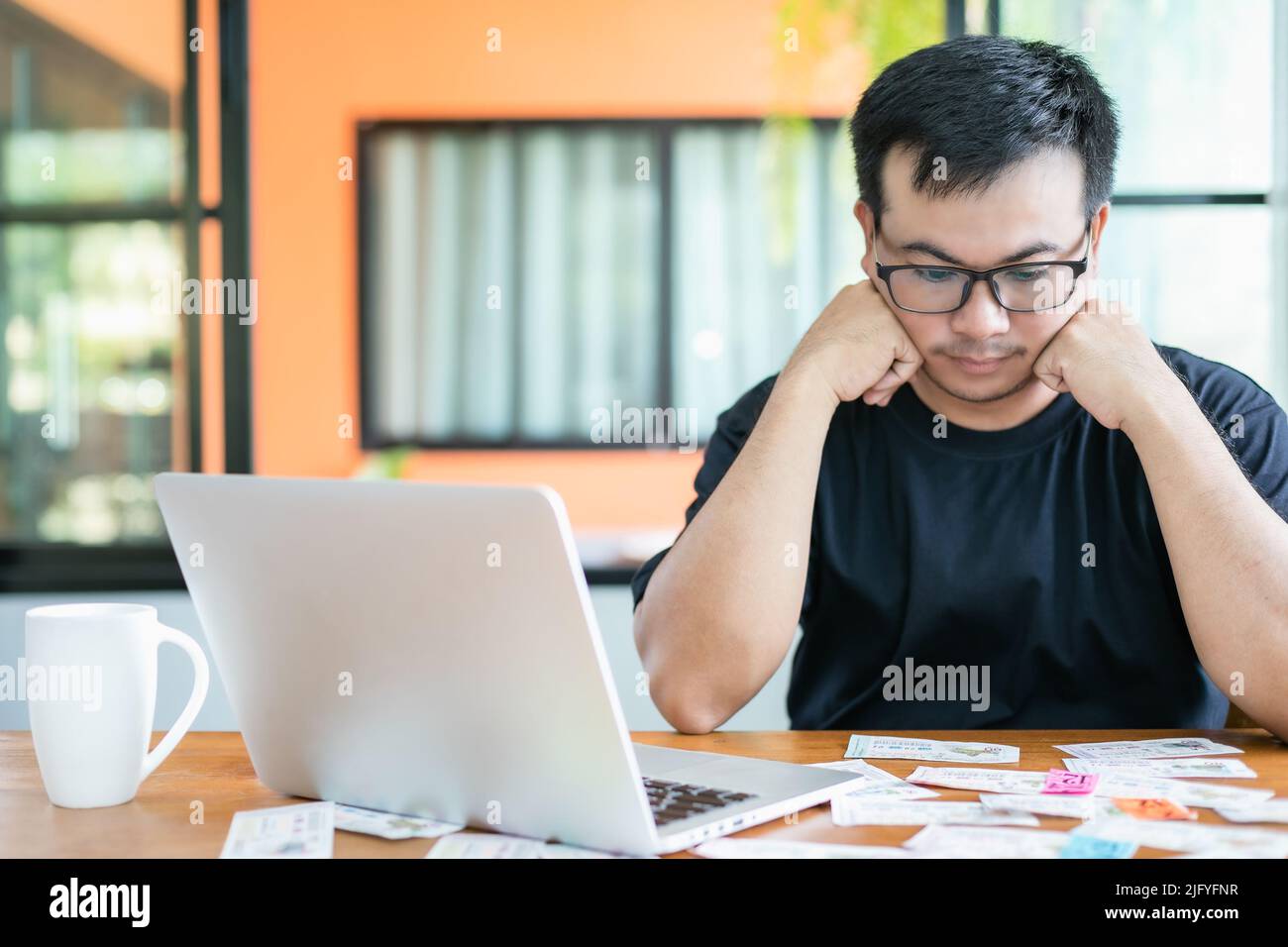 Sensazione di fallimento circa il concetto di lotteria di governo: Il popolo thailandese che controlla il risultato della lotteria di governo thailandese su laptop e abbattimento fallisce o triste. Sele Foto Stock