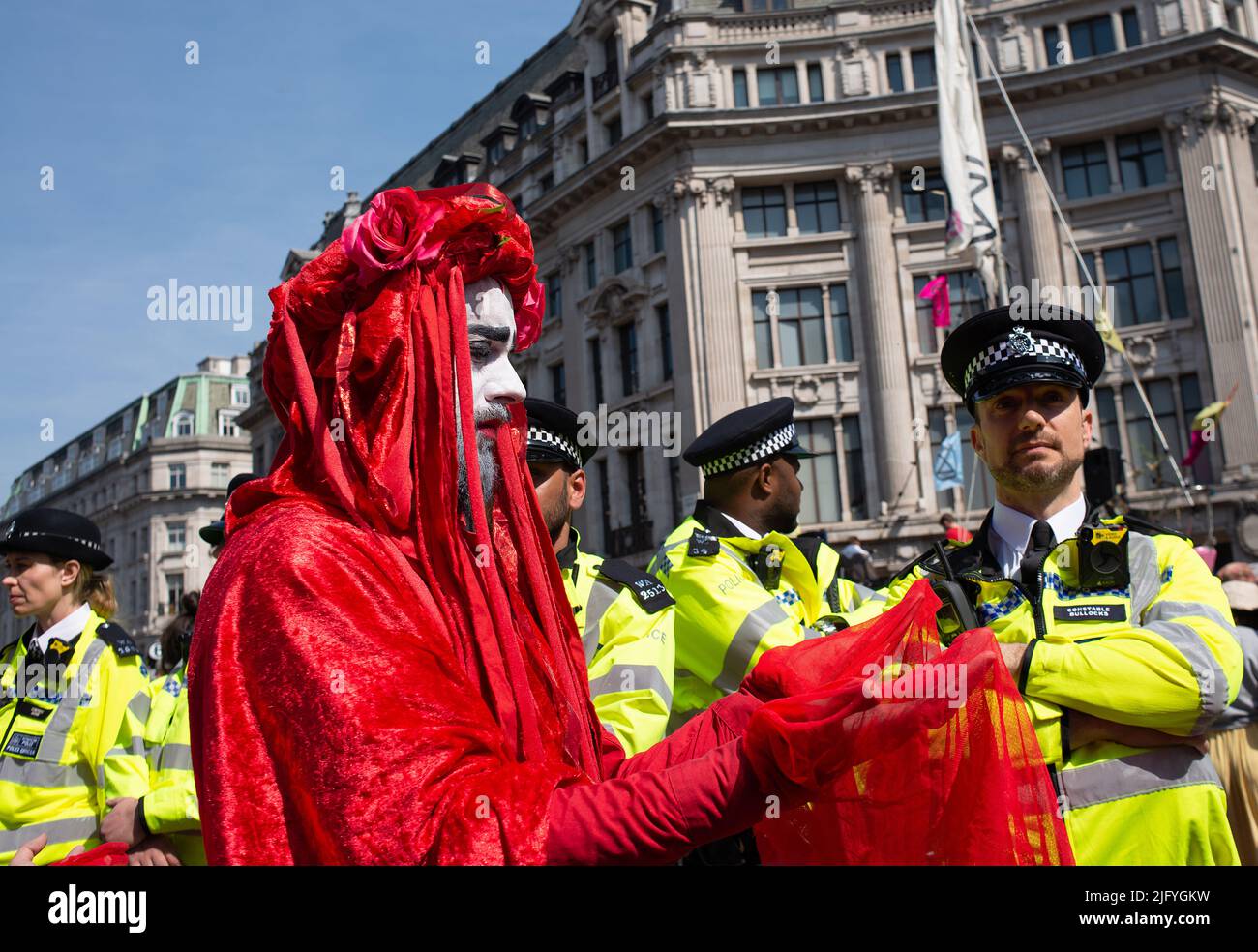 Parata della Brigata Rossa alla manifestazione della ribellione dell'estinzione, Oxford Circus, Londra, per protestare contro il crollo climatico mondiale e il crollo ecologico. Foto Stock