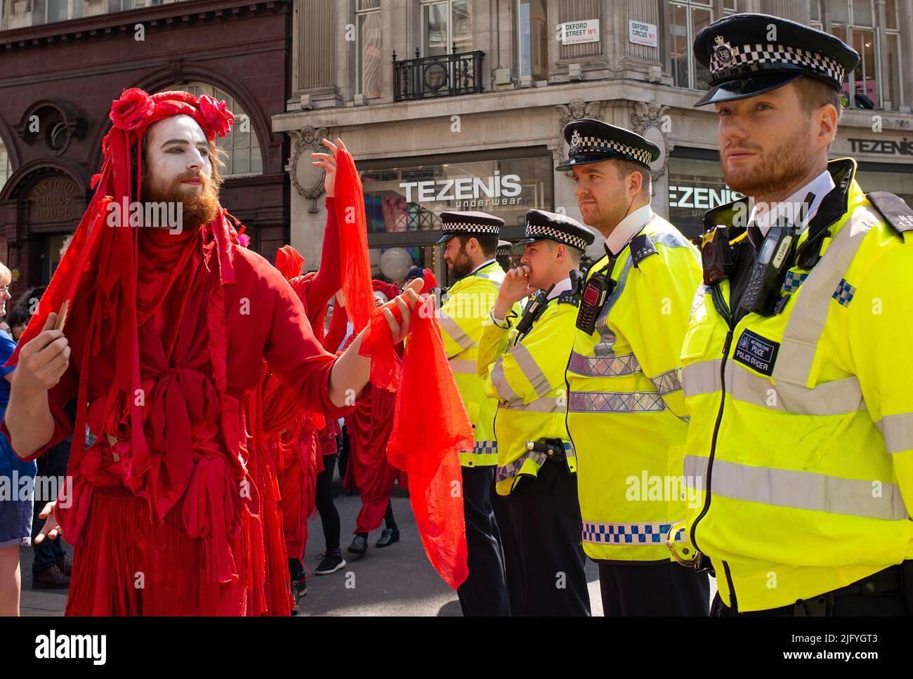 Parata della Brigata Rossa alla manifestazione della ribellione dell'estinzione, Oxford Circus, Londra, per protestare contro il crollo climatico mondiale e il crollo ecologico. Foto Stock