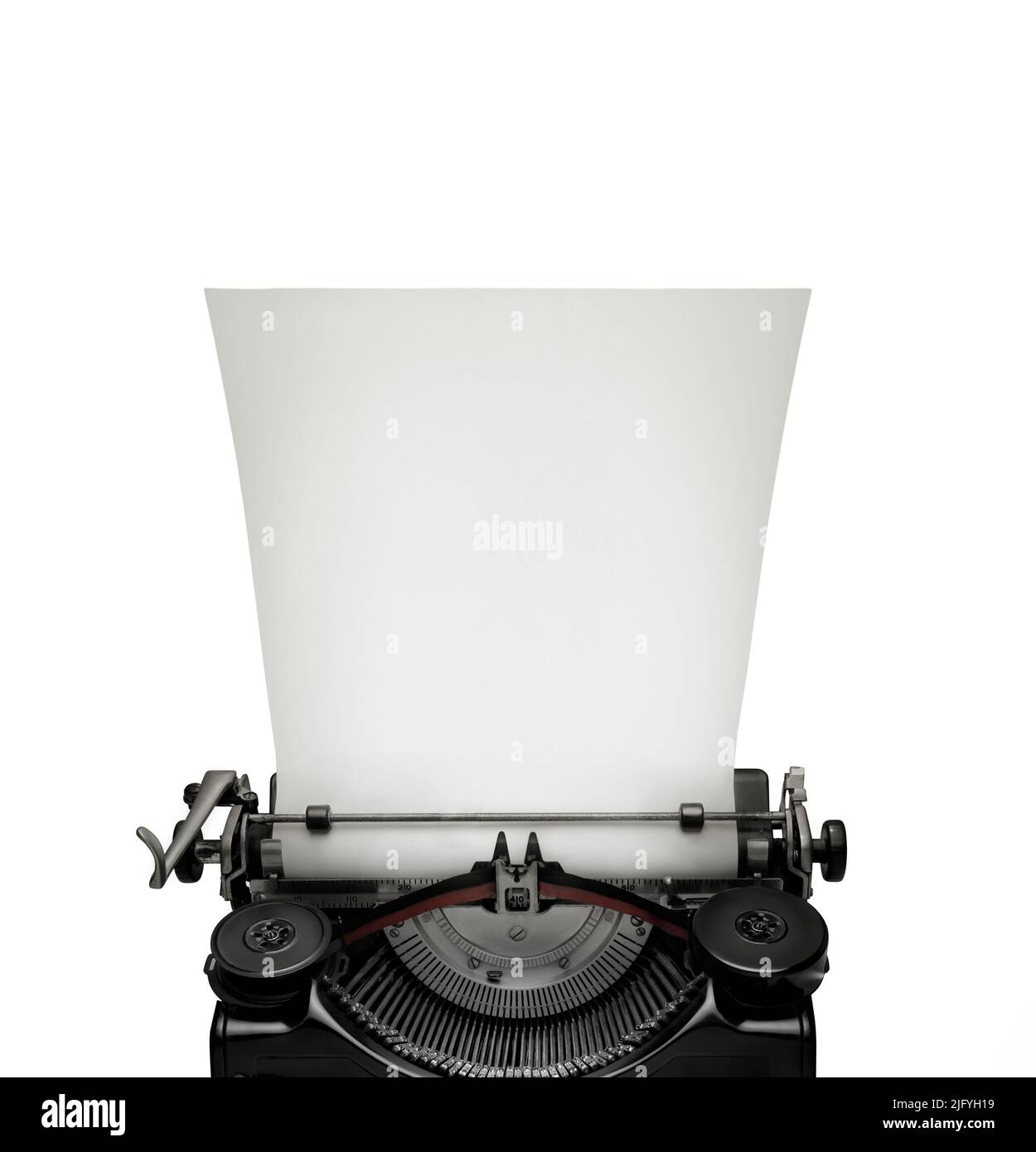 Macchina da scrivere Vintage con pagina vuota aginst sfondo bianco. Spazio per il testo alla pagina bianca. Foto Stock