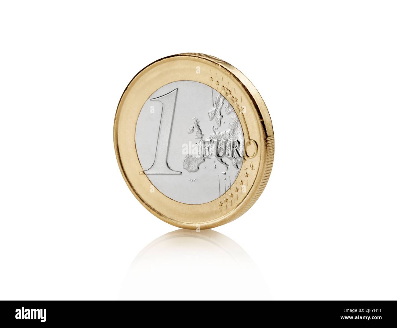 Vista ravvicinata della moneta in euro su sfondo bianco brillante con riflessi tenui Foto Stock