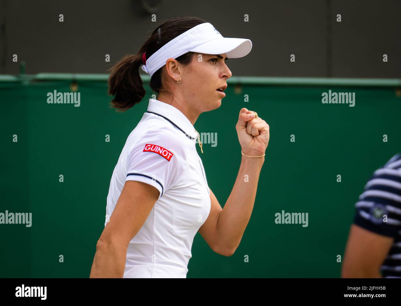 Ajla Tomljanovic di Australia in azione contro Alize Cornet di Francia durante il quarto round del Wimbledon Championships 2022, torneo di tennis Grand Slam il 4 luglio 2022 presso All England Lawn Tennis Club a Wimbledon vicino Londra, Inghilterra - Foto: Rob Prange/DPPI/LiveMedia Foto Stock