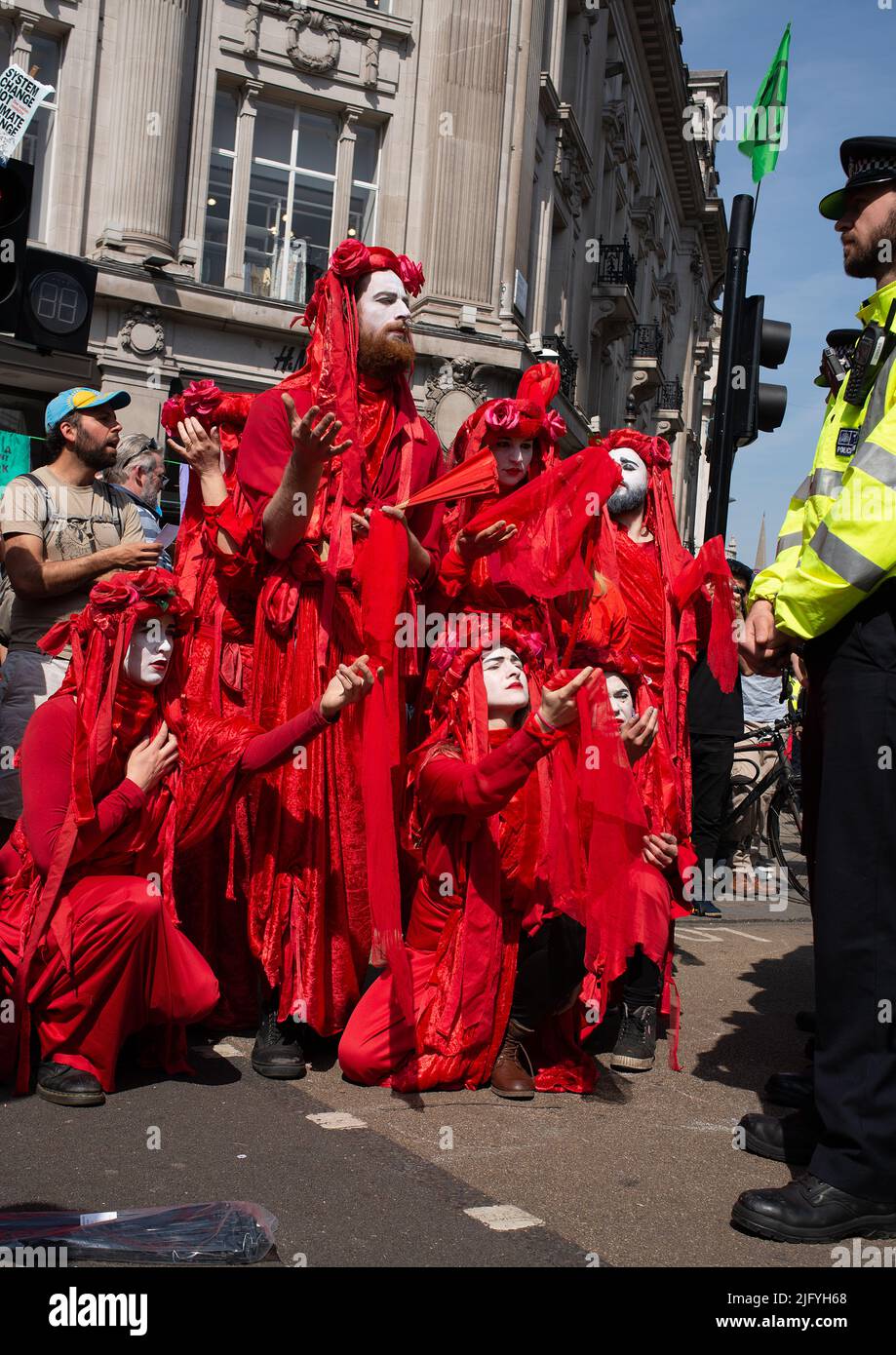 Parata della Brigata Rossa alla manifestazione della ribellione dell'estinzione, Oxford Circus, Londra, per protestare contro il crollo climatico mondiale e il crollo ecologico. Foto Stock