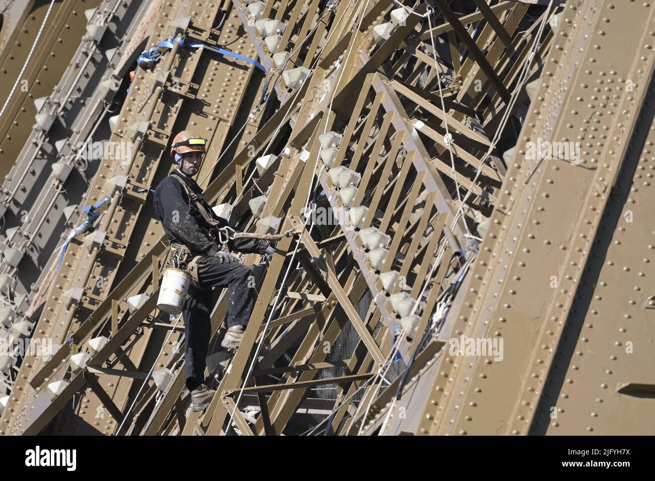 Parigi, Francia. Il 6 luglio 2022, gli operai hanno visto dipingere la struttura della Torre Eiffel il 6 luglio 2022 a Parigi, Francia. La Torre Eiffel è piena di ruggine e necessita di riparazioni complete, ma invece viene dato un lavoro di verniciatura cosmetica di 60 milioni di euro prima dei Giochi Olimpici di Parigi del 2024, secondo rapporti riservati citati dalla rivista francese Marianne. La torre alta 324 metri (1.063 piedi) in ferro battuto, costruita da Gustave Eiffel alla fine del 19th secolo, è tra i siti turistici più visitati del mondo, accogliendo circa sei milioni di visitatori ogni anno. Tuttavia, relazioni riservate da parte di esperti Foto Stock