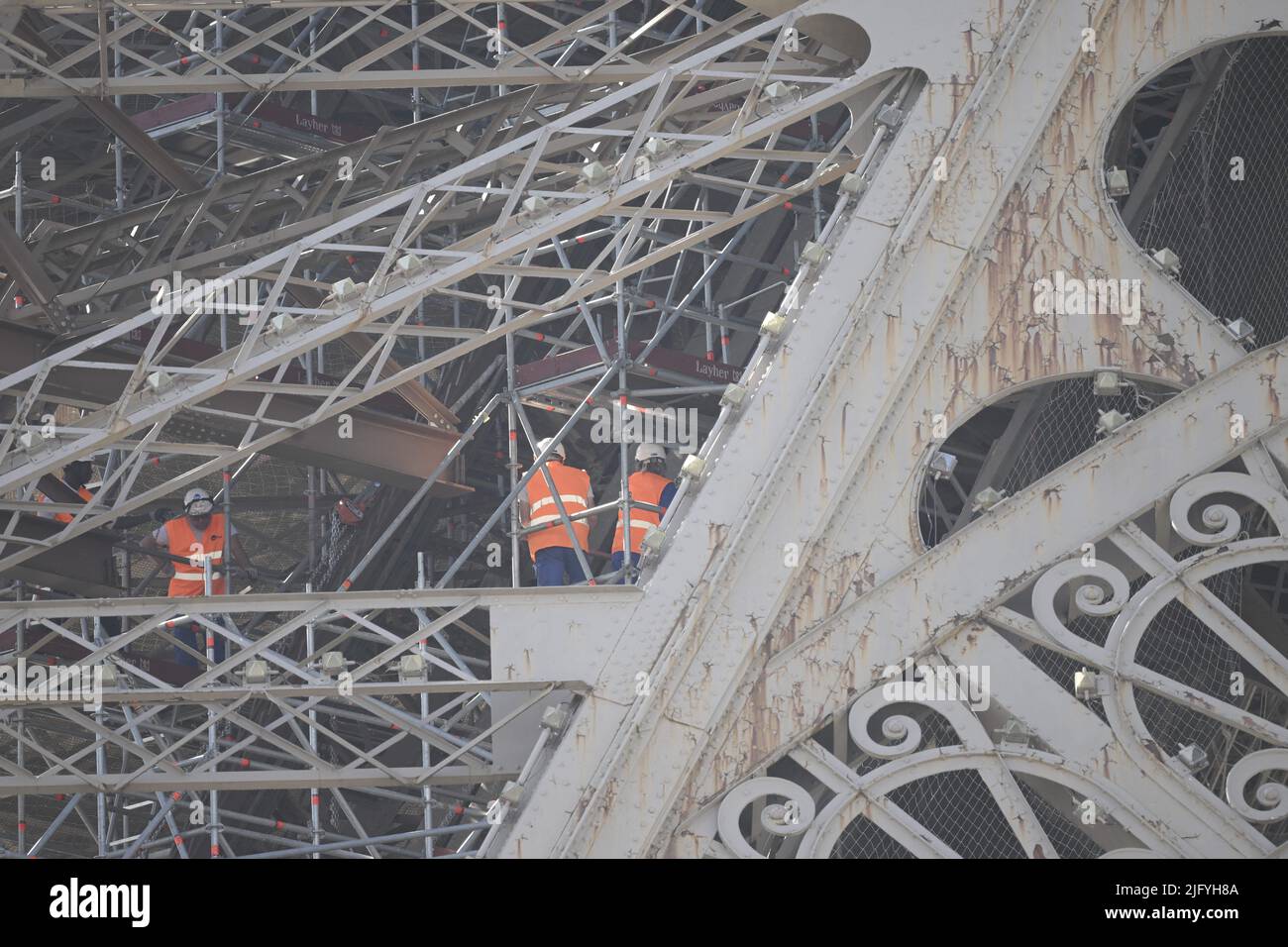 Parigi, Francia. Il 6 luglio 2022, gli operai hanno visto dipingere la struttura della Torre Eiffel il 6 luglio 2022 a Parigi, Francia. La Torre Eiffel è piena di ruggine e necessita di riparazioni complete, ma invece viene dato un lavoro di verniciatura cosmetica di 60 milioni di euro prima dei Giochi Olimpici di Parigi del 2024, secondo rapporti riservati citati dalla rivista francese Marianne. La torre alta 324 metri (1.063 piedi) in ferro battuto, costruita da Gustave Eiffel alla fine del 19th secolo, è tra i siti turistici più visitati del mondo, accogliendo circa sei milioni di visitatori ogni anno. Tuttavia, relazioni riservate da parte di esperti Foto Stock