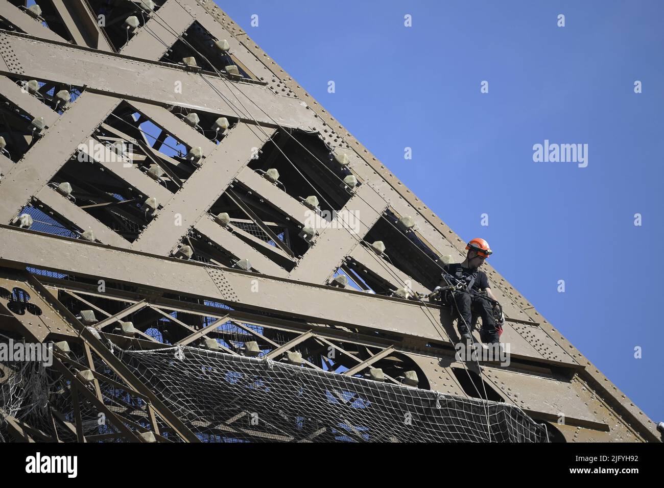 Parigi, Francia. Il 6 luglio 2022, gli operai hanno visto dipingere la struttura della Torre Eiffel il 6 luglio 2022 a Parigi, Francia. La Torre Eiffel è piena di ruggine e necessita di riparazioni complete, ma invece viene dato un lavoro di verniciatura cosmetica di 60 milioni di euro prima dei Giochi Olimpici di Parigi del 2024, secondo rapporti riservati citati dalla rivista francese Marianne. La torre alta 324 metri (1.063 piedi) in ferro battuto, costruita da Gustave Eiffel alla fine del 19th secolo, è tra i siti turistici più visitati del mondo, accogliendo circa sei milioni di visitatori ogni anno. Tuttavia, relazioni riservate da parte di esperti Foto Stock