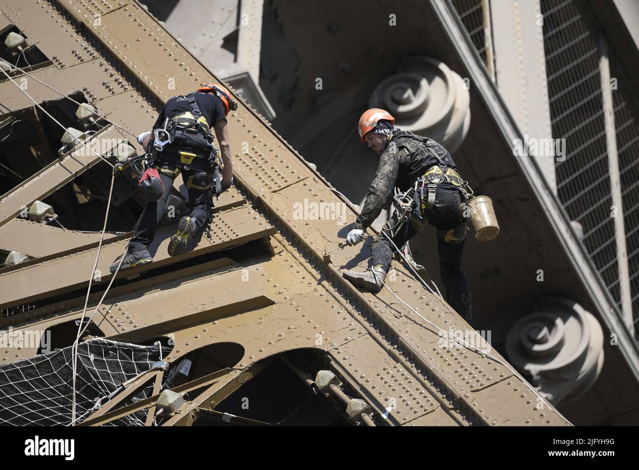 Parigi, Francia. Il 6 luglio 2022, gli operai hanno visto dipingere la struttura della Torre Eiffel il 6 luglio 2022 a Parigi, Francia. La Torre Eiffel è piena di ruggine e necessita di riparazioni complete, ma invece viene dato un lavoro di verniciatura cosmetica di 60 milioni di euro prima dei Giochi Olimpici di Parigi del 2024, secondo rapporti riservati citati dalla rivista francese Marianne. La torre alta 324 metri (1.063 piedi) in ferro battuto, costruita da Gustave Eiffel alla fine del 19th secolo, è tra i siti turistici più visitati del mondo, accogliendo circa sei milioni di visitatori ogni anno. Tuttavia, relazioni riservate da parte di esperti Foto Stock