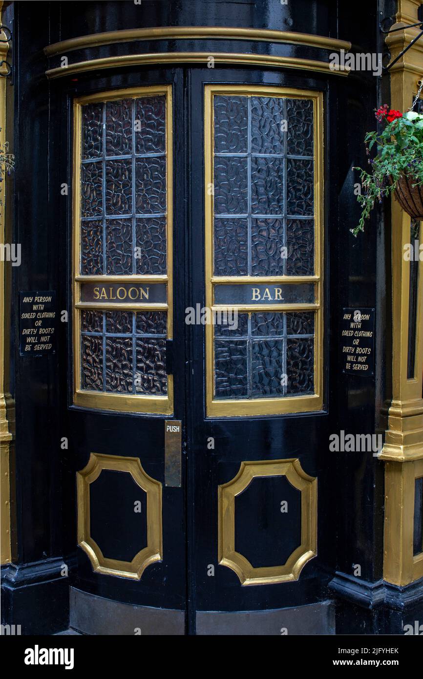 Immagine esterna della porta d'ingresso in vetro ricurvo dal Cockpit pub a St Andrew's Hill nella City of London. Foto Stock