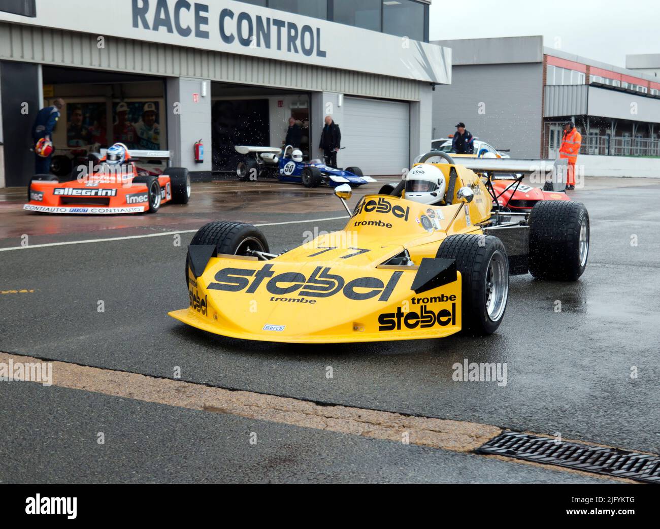 Andrew Smith, nel suo giallo, 1974, marzo 742, durante la sessione di qualificazione della HSCC Historic Formula 2 Series Race al Silverstone Classic 2021 Foto Stock