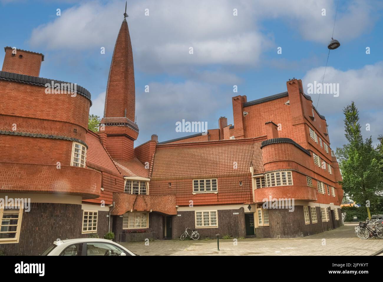 Amsterdam, Paesi Bassi. Giugno 2022. Complesso residenziale costruito nello stile architettonico della Scuola di Amsterdam. Foto di alta qualità Foto Stock