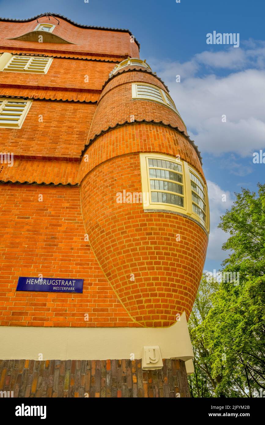 Amsterdam, Paesi Bassi. Giugno 2022. Complesso residenziale costruito nello stile architettonico della Scuola di Amsterdam. Foto di alta qualità Foto Stock