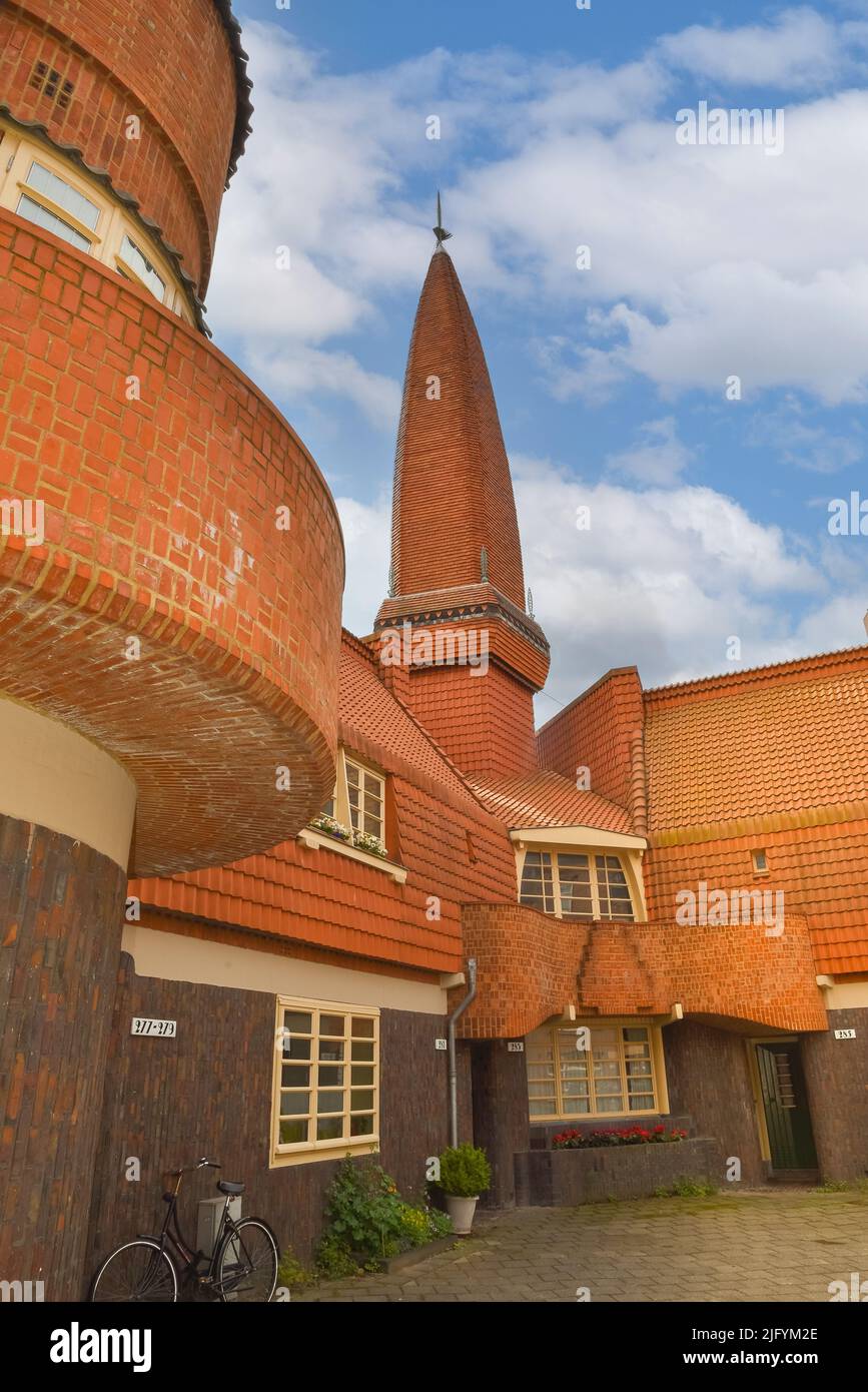 Amsterdam, Paesi Bassi. Giugno 2022. Complesso residenziale costruito nello stile architettonico della Scuola di Amsterdam. Foto di alta qualità Foto Stock