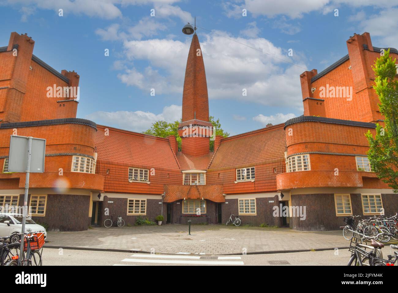 Amsterdam, Paesi Bassi. Giugno 2022. Complesso residenziale costruito nello stile architettonico della Scuola di Amsterdam. Foto di alta qualità Foto Stock