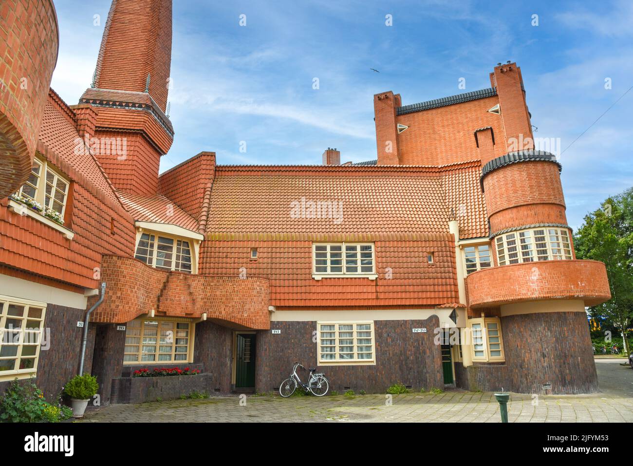 Amsterdam, Paesi Bassi. Giugno 2022. Complesso residenziale costruito nello stile architettonico della Scuola di Amsterdam. Foto di alta qualità Foto Stock