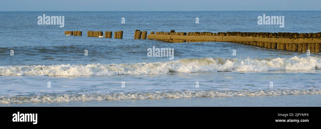Un braker a onda sulla costa settentrionale dell'isola di Wangerooge Foto Stock