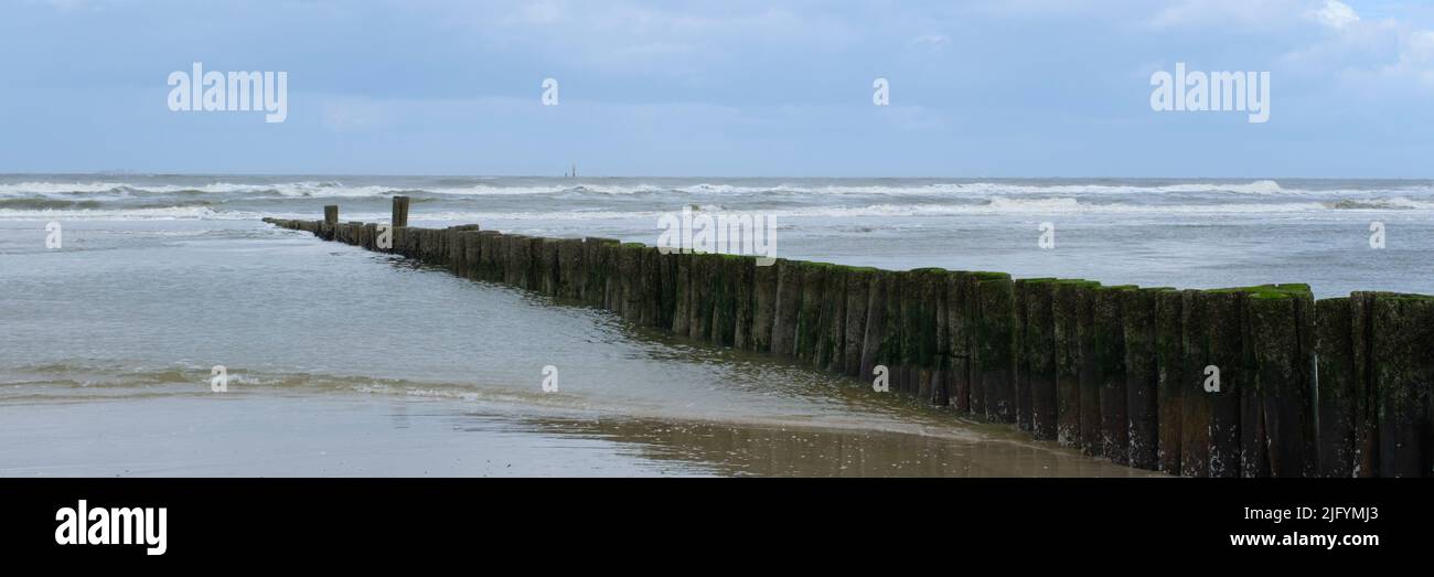 Un braker a onda sulla costa settentrionale dell'isola di Wangerooge Foto Stock