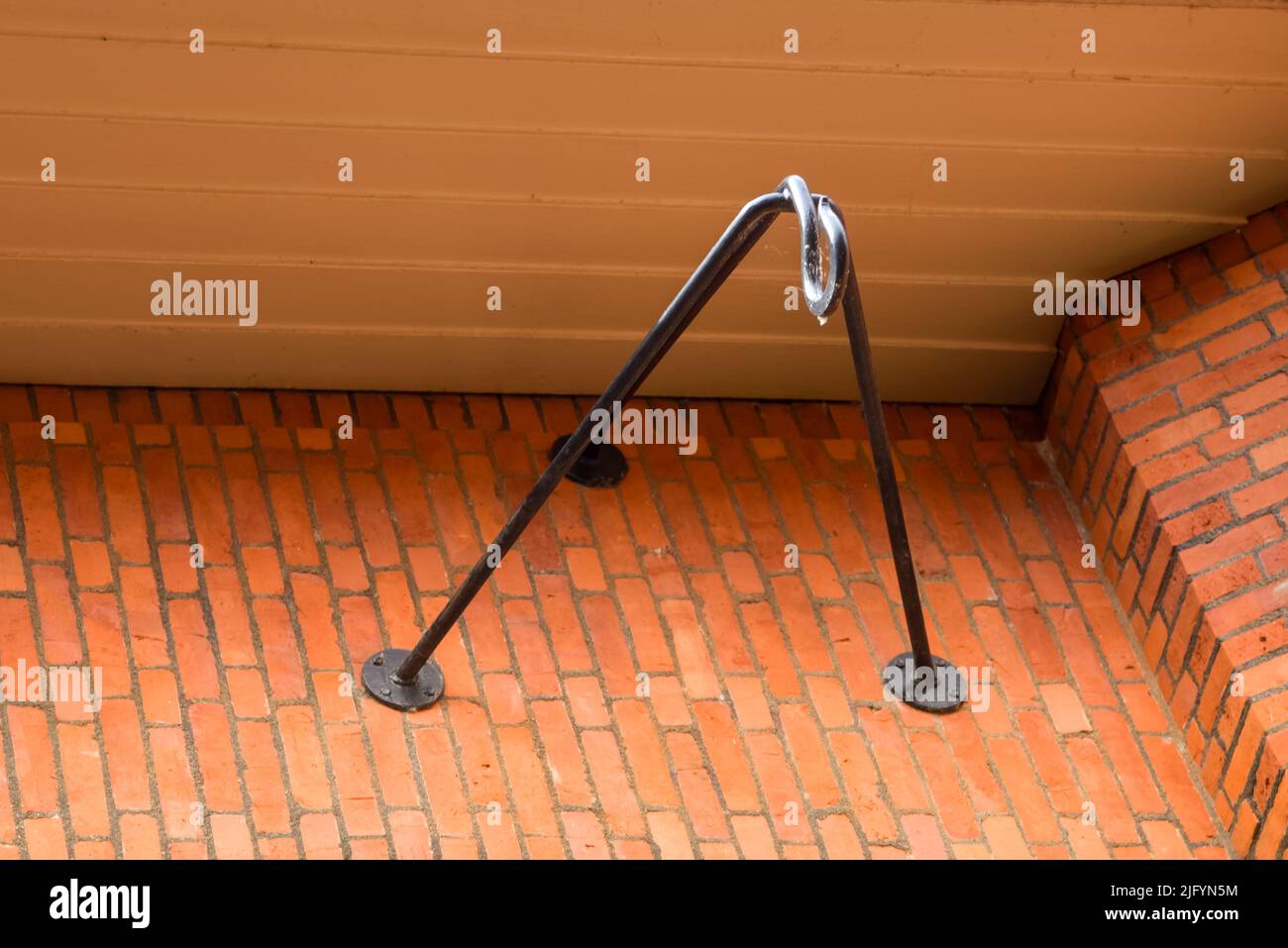 Amsterdam, Paesi Bassi. Giugno 2022. Vista delle facciate del caratteristico edificio in mattoni del complesso residenziale con l'archite in stile scuola di Amsterdam Foto Stock