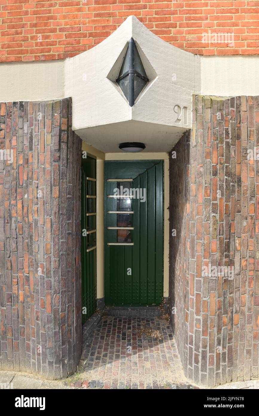 Amsterdam, Paesi Bassi. Giugno 2022. Vista delle facciate del caratteristico edificio in mattoni del complesso residenziale con l'archite in stile scuola di Amsterdam Foto Stock