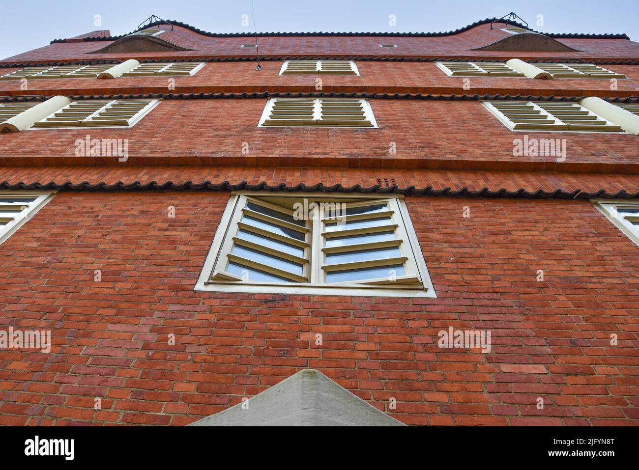 Amsterdam, Paesi Bassi. Giugno 2022. Vista delle facciate del caratteristico edificio in mattoni del complesso residenziale con l'archite in stile scuola di Amsterdam Foto Stock