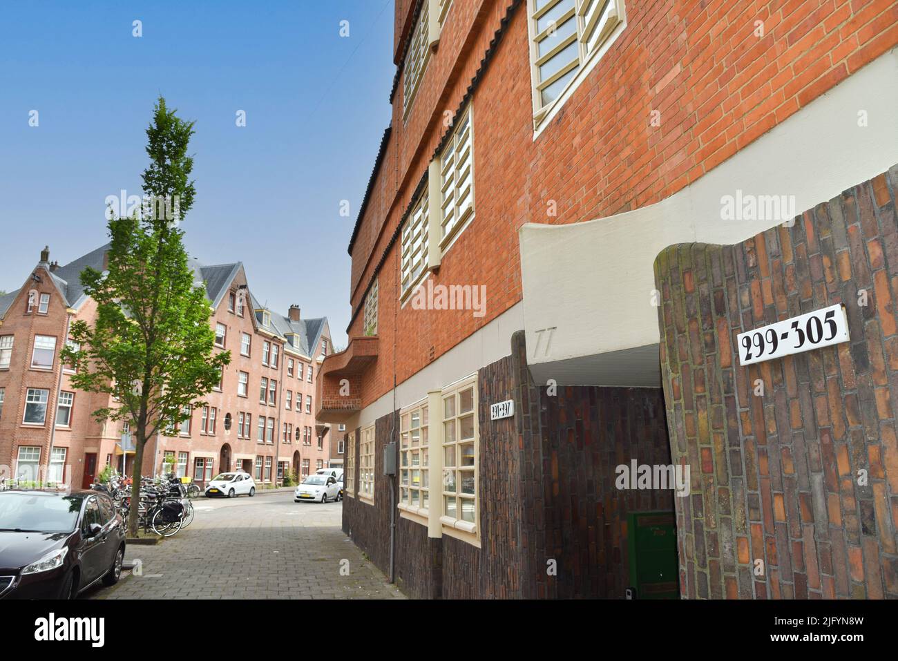 Amsterdam, Paesi Bassi. Giugno 2022. Vista delle facciate del caratteristico edificio in mattoni del complesso residenziale con l'archite in stile scuola di Amsterdam Foto Stock