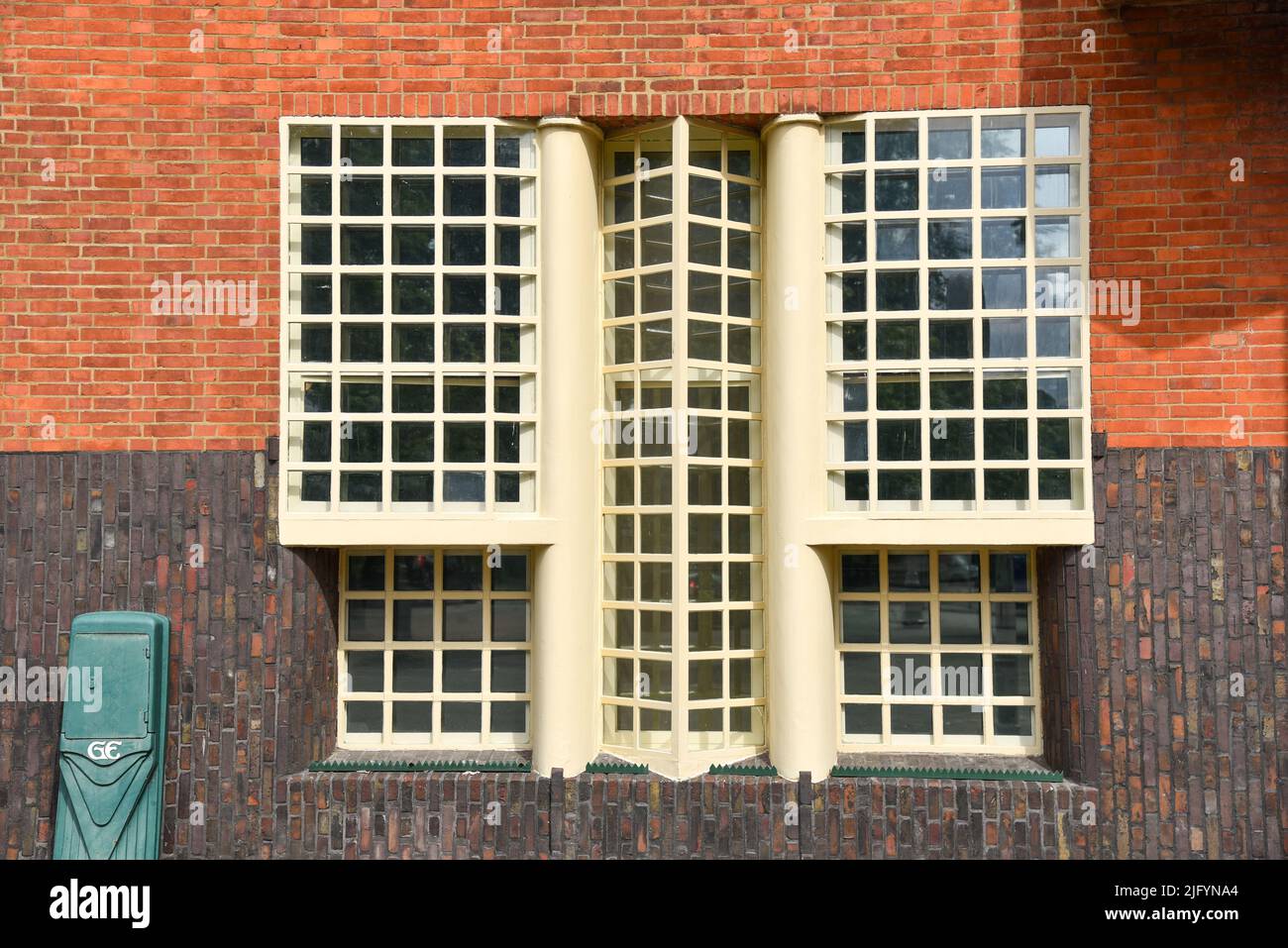 Amsterdam, Paesi Bassi. Giugno 2022. Vista delle facciate del caratteristico edificio in mattoni del complesso residenziale con l'archite in stile scuola di Amsterdam Foto Stock