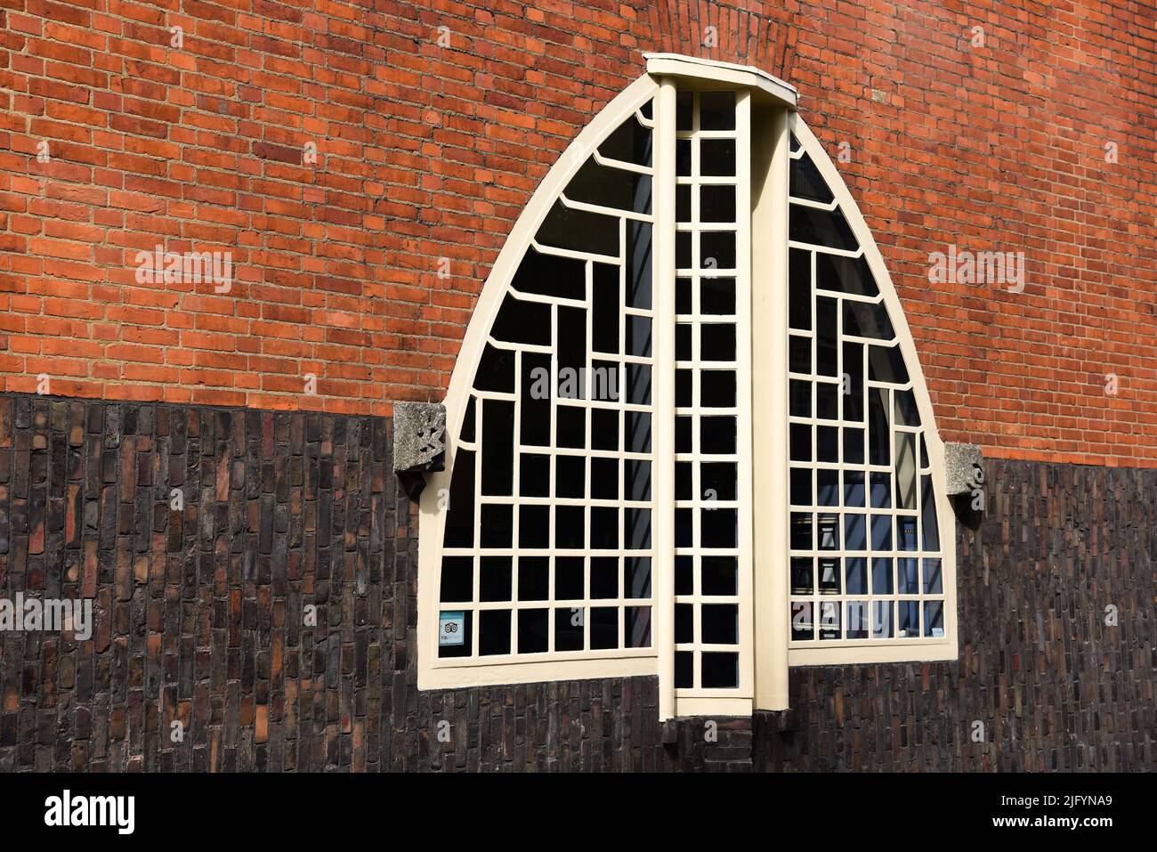 Amsterdam, Paesi Bassi. Giugno 2022. Vista delle facciate del caratteristico edificio in mattoni del complesso residenziale con l'archite in stile scuola di Amsterdam Foto Stock