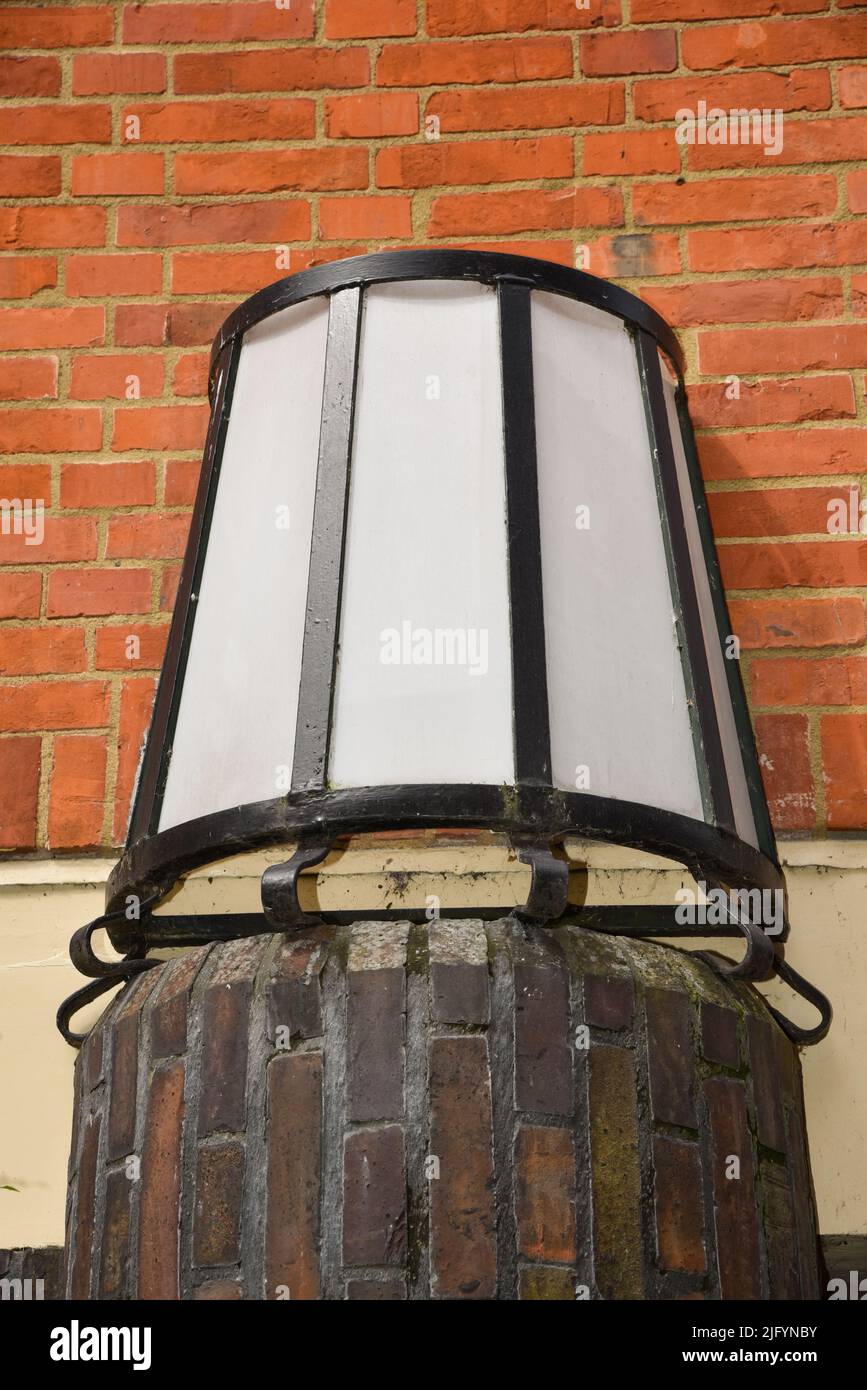 Amsterdam, Paesi Bassi. Giugno 2022. Vista delle facciate del caratteristico edificio in mattoni del complesso residenziale con l'archite in stile scuola di Amsterdam Foto Stock