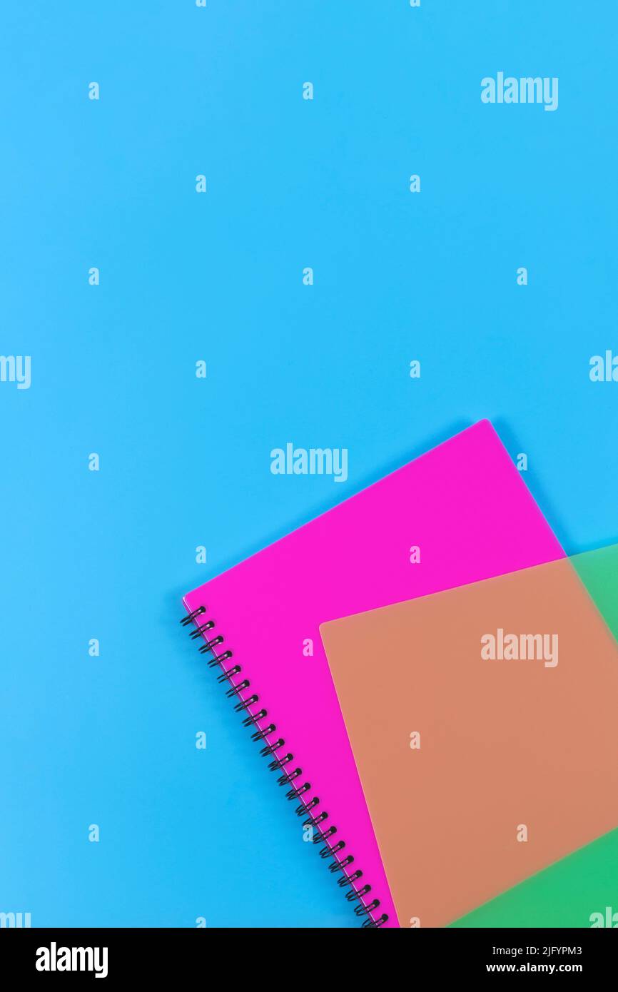 Sfondo verticale di cancelleria con copybook colorati e alcuni spazi vuoti. Foto Stock
