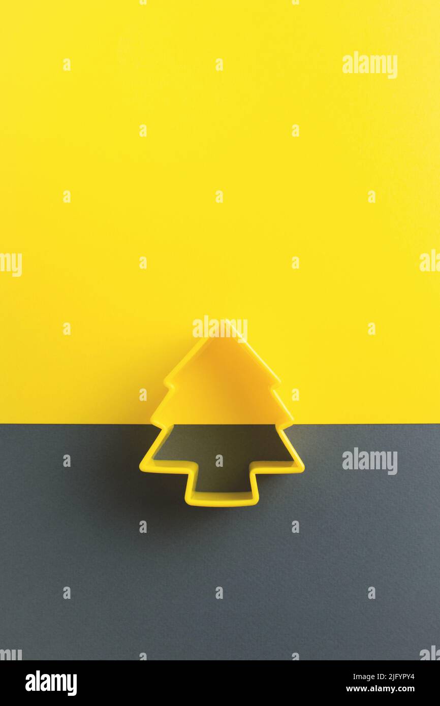 Colore giallo e grigio sfondo Natale o Capodanno con albero decorativo di Natale e alcuni spazi vuoti. Foto Stock