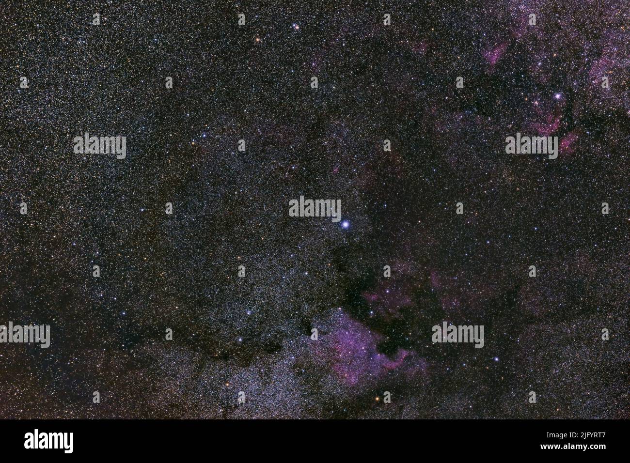 Costellazione della regione di Cygnus, Deneb e Sadr. Nebulosa Pelican e Nord America al centro della Via Lattea. Cielo notturno stelle sfondo grafico Foto Stock