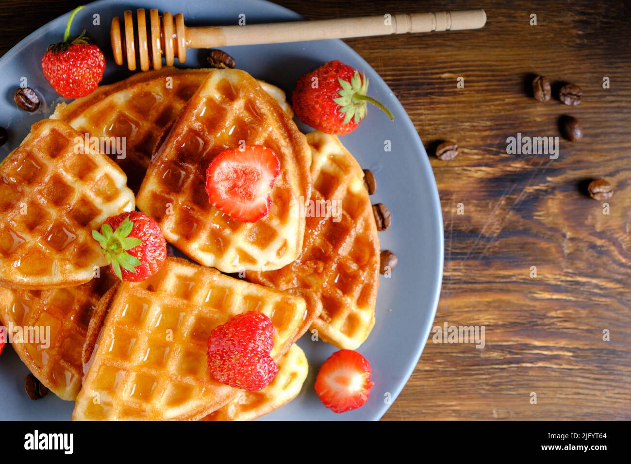 Cialde morbide fragole e versato con miele Foto Stock
