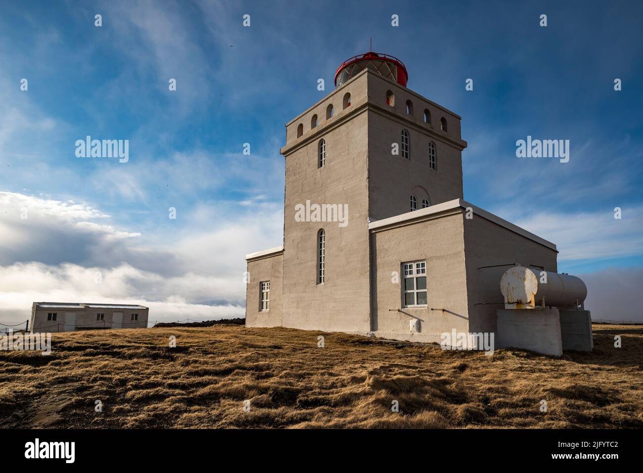 Il famoso faro di Dyrhólaeyjarviti sulla penisola di Dyrhólaey sotto un cielo drammatico, l'Islanda, vicino a Vík í Mýrdal e Route 1 / Ring Road Foto Stock