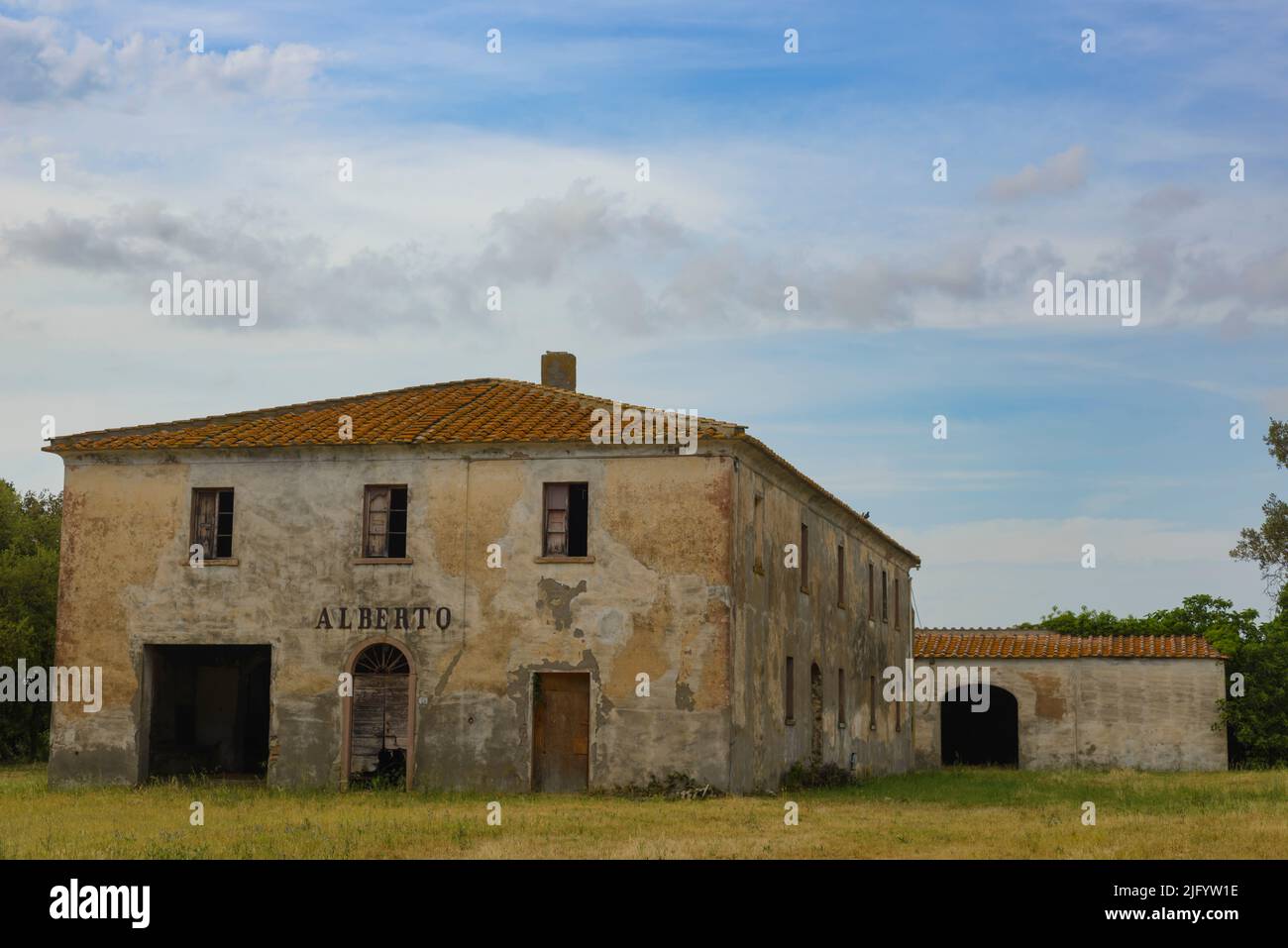 Antica casa colonica abbandonata nella campagna toscana vicino a Bolgheri, Italia. Rovina con magazzino e fienile Foto Stock