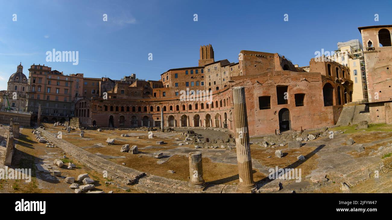 Panorama degli antichi mercati Traiani detti anche mercati di Traiano , nei pressi del Colosseo Foto Stock