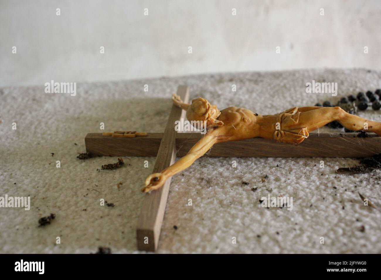 vecchio crocifisso trovato in una casa abbandonata Foto Stock