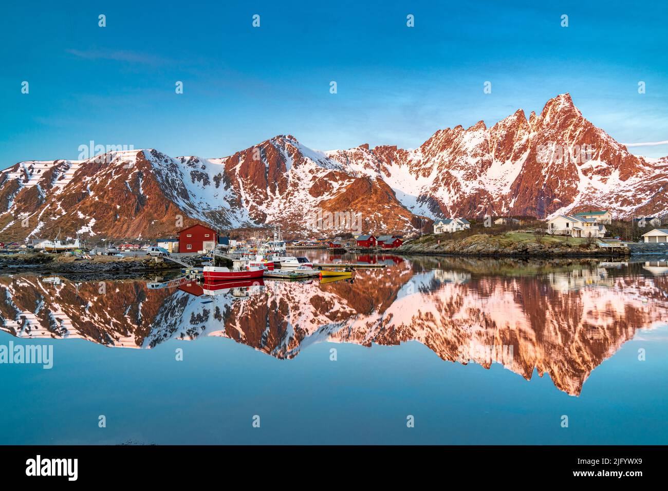 Montagne riflesse nel mare freddo all'alba, Ballstad, Vestvagoy, Isole Lofoten, Norvegia, Scandinavia, Europa Foto Stock